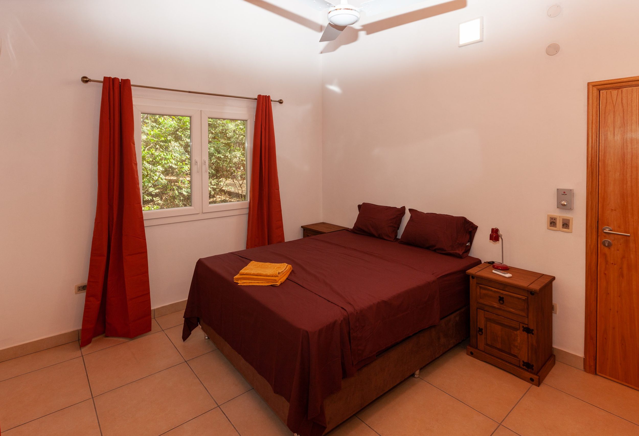 Waldhaus Eden rotes Schlafzimmer
